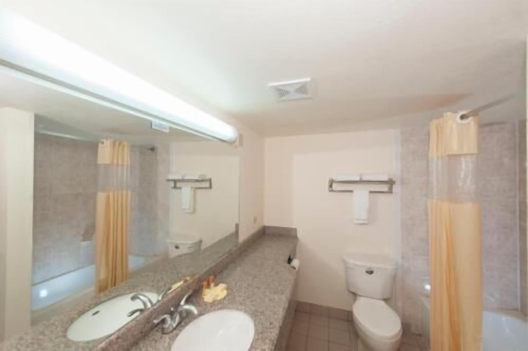 Baño | Regadera, amenidades de baño gratuitas, secadora de cabello, toallas 