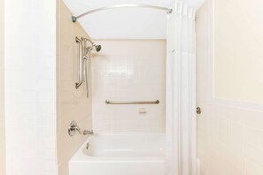Phòng, 1 giường cỡ king, phù hợp cho người khuyết tật (Hearing, Mobility Bathtub w/Grab Bars) | Phòng tắm | Buồng tắm vòi sen, đồ dùng nhà tắm miễn phí, máy sấy tóc, khăn tắm