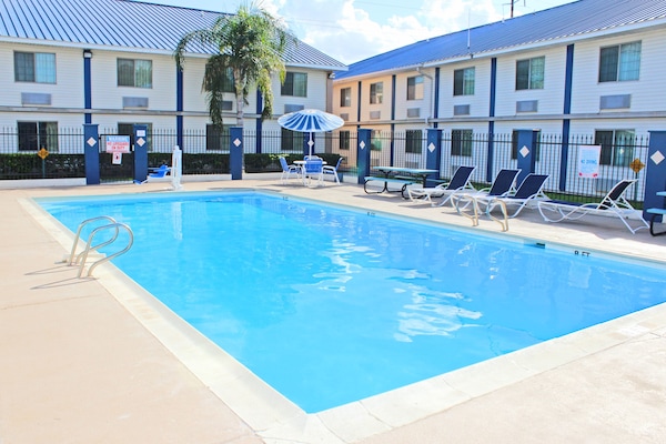 Hồ bơi ngoài trời phục vụ theo mùa