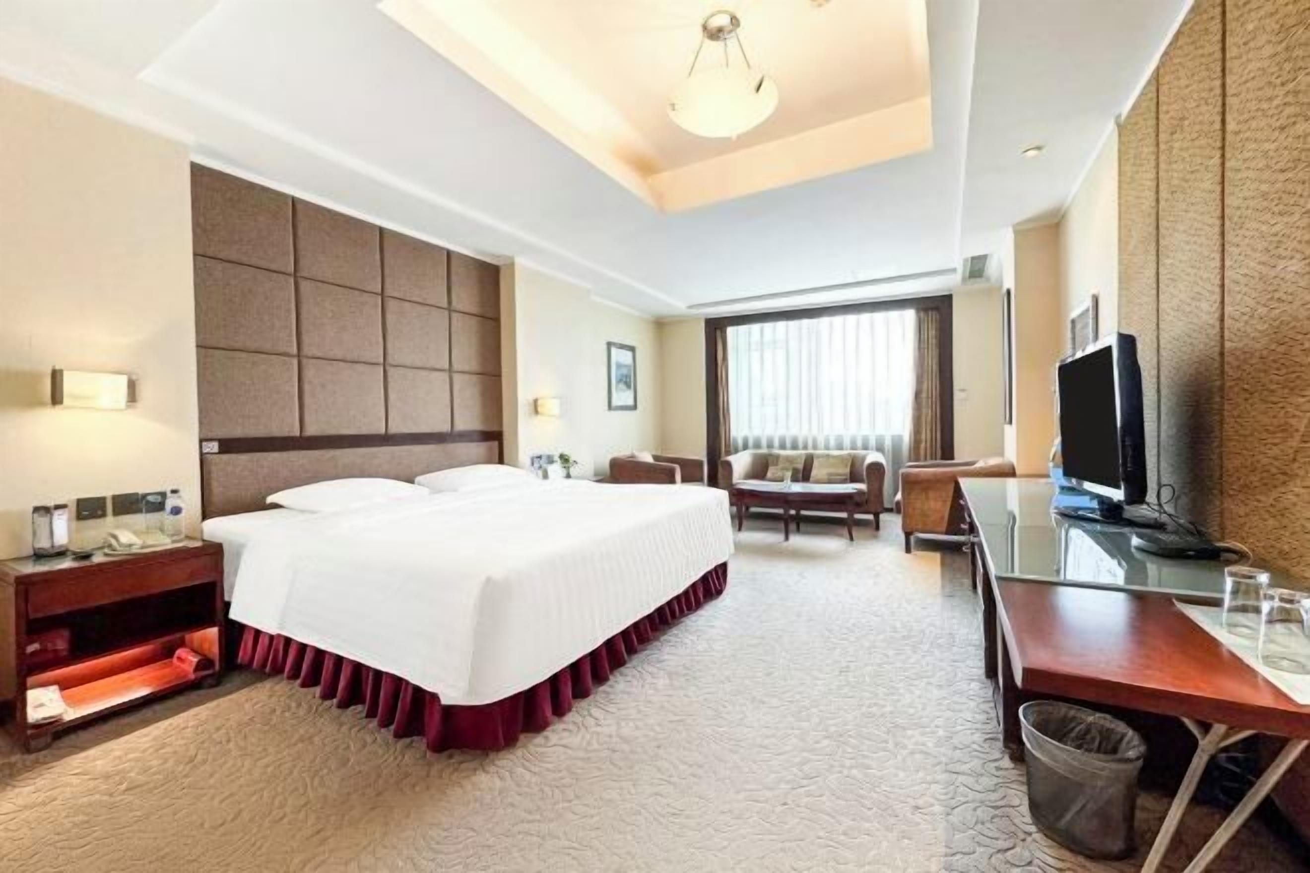 办公桌、免费 WiFi