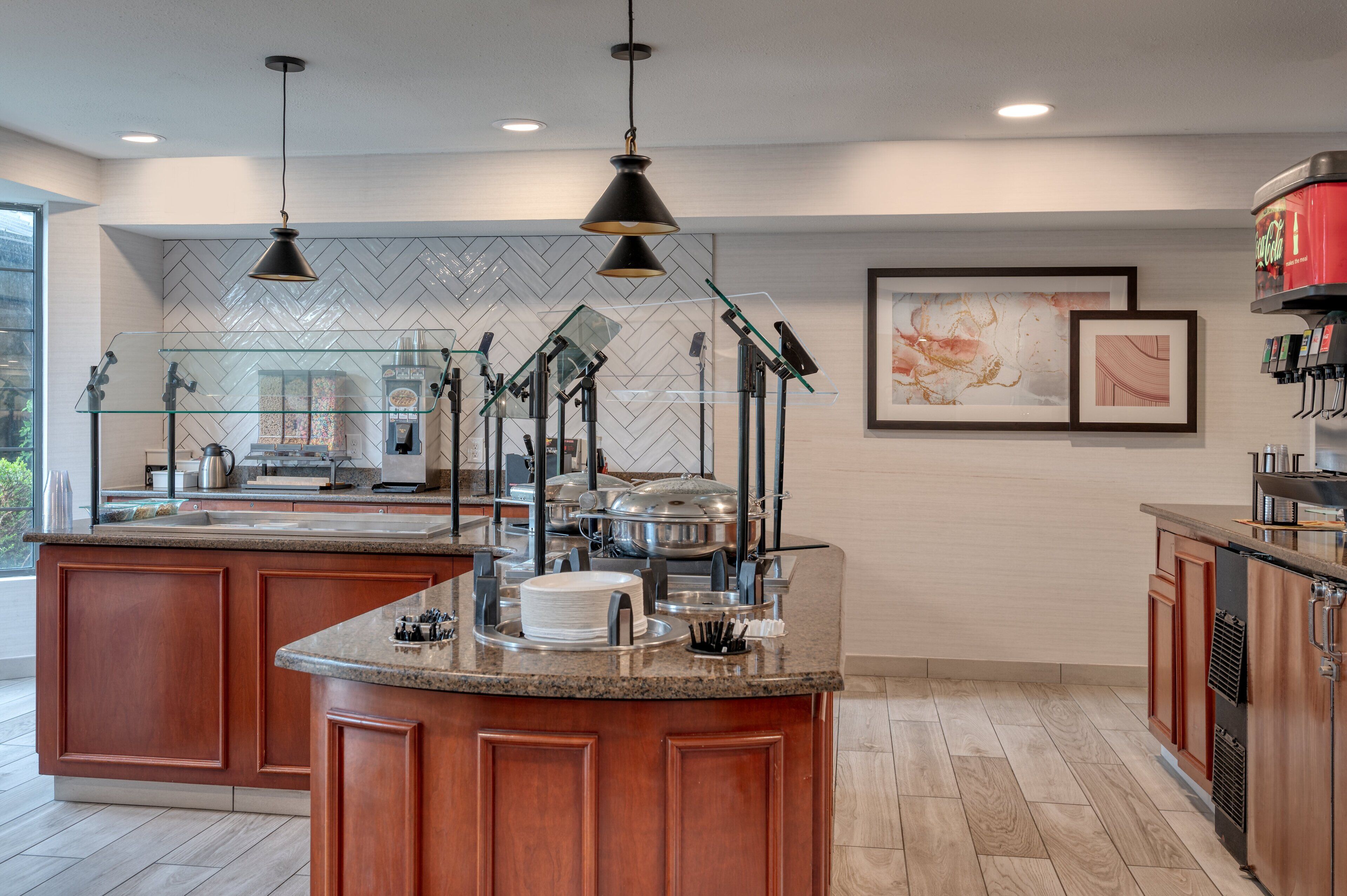 朝食 (ビュッフェ)、毎日提供 (無料)