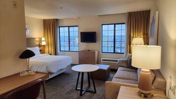 Escrivaninha, cortinas blackout, ferros/tábuas de passar roupa