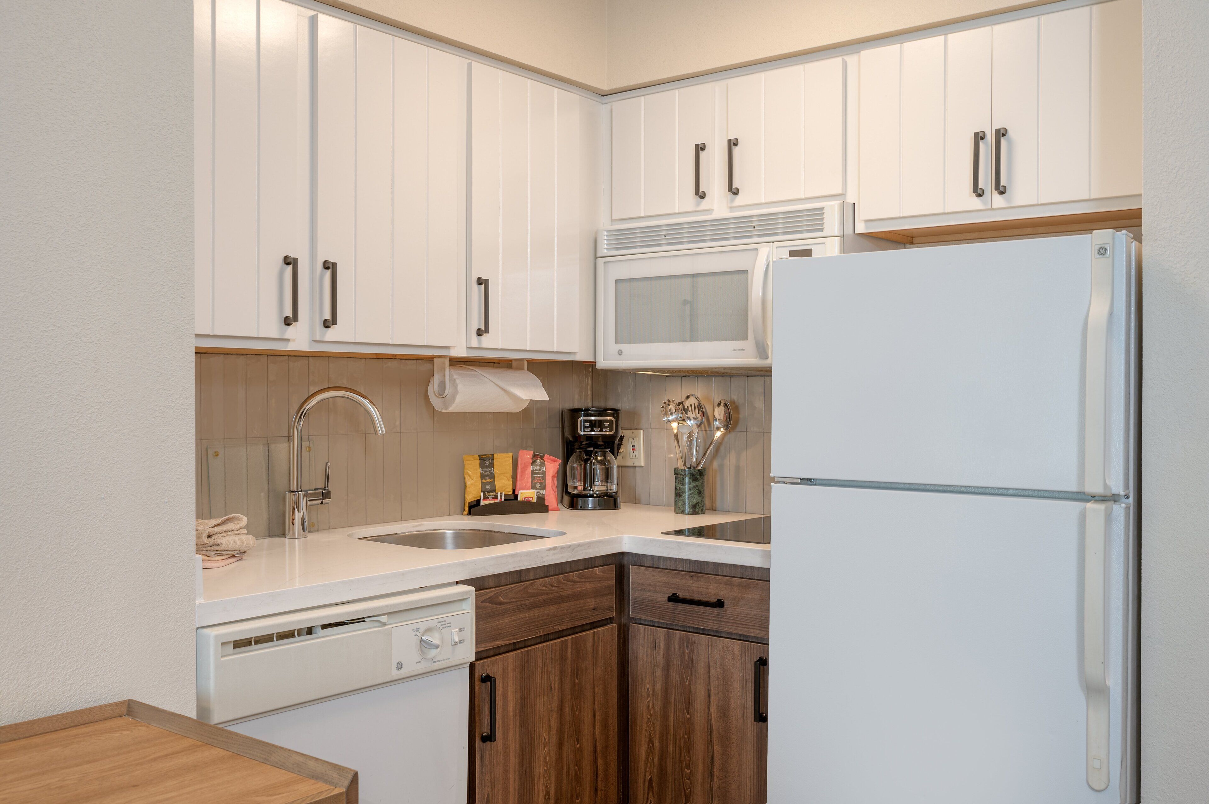 studio suite, 1 queen bed, kitchen | 1 bedroom, desk, blackout curtains, iron/ironing board