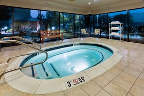 Seasonal outdoor pool - Staybridge Suites Allentown Bethlehem Airport by IHG (Allentown)