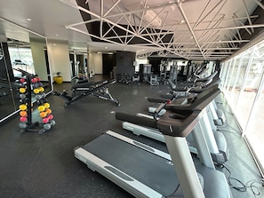 A gym with treadmills, weight machines, and a rack of dumbbells. - Crowne Plaza Mexico City North-Tlalnepantla by IHG (Tlalnepantla de Baz)