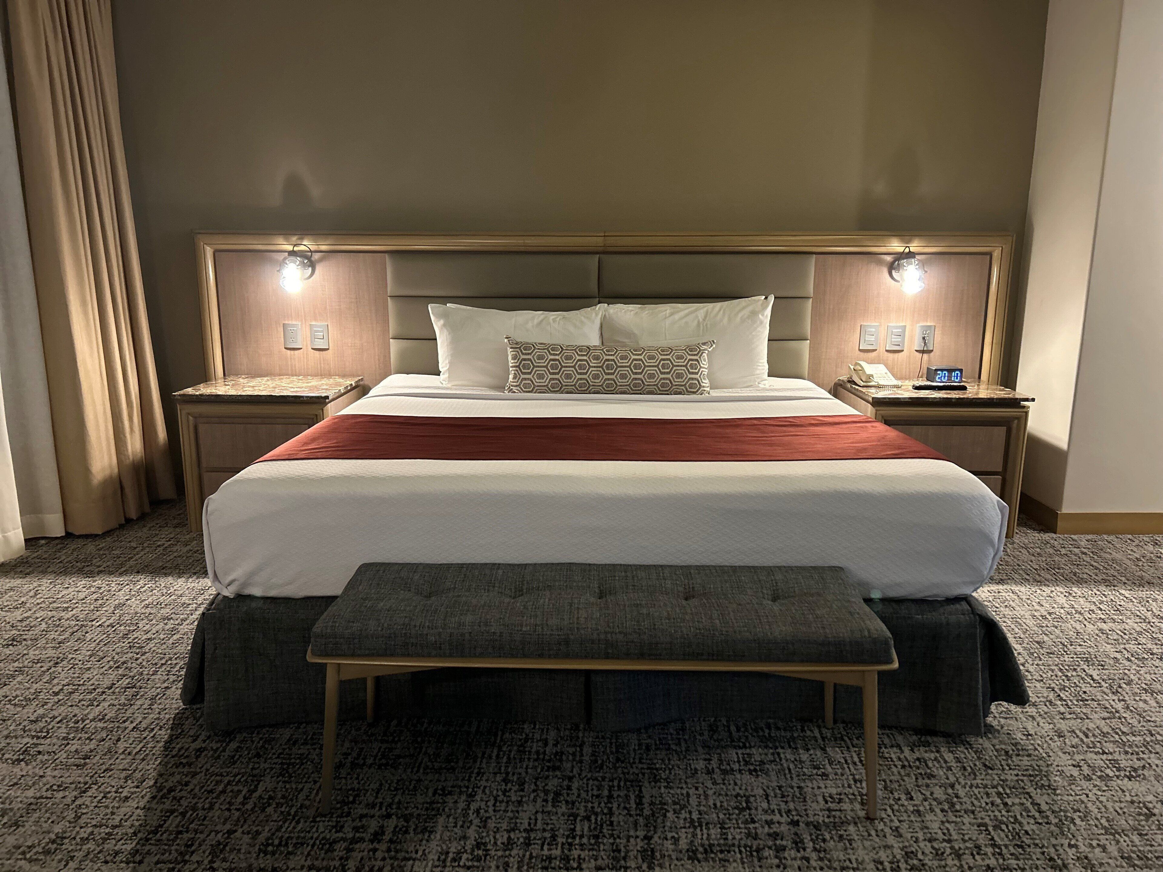 standard room, 1 king bed | 1 bedroom, in-room safe, desk, soundproofing