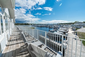 Rom – deluxe, 1 kingsize-seng med sovesofa, kjøkken, utsikt mot innsjø | Terrasse/patio