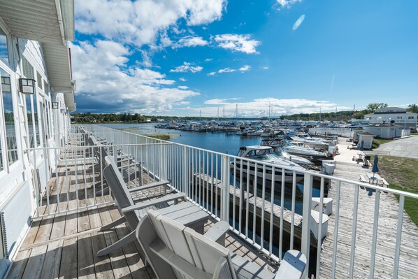 Phòng Deluxe, 1 giường cỡ king và sofa giường, bếp, quang cảnh hồ | Hiên