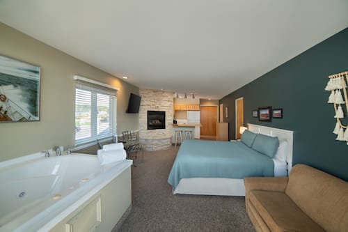 Habitación Deluxe, 1 cama King size y sofá cama, cocina, vista al lago | Cocina privada | Frigobar, microondas, cafetera y tetera y comedor