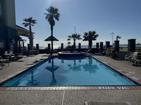 Una piscina al aire libre. Galveston Beach Hotel