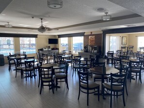 Free daily continental breakfast  - Galveston Beach Hotel (Galveston)