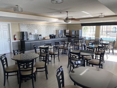 Desayuno continental incluido todos los días . Galveston Beach Hotel