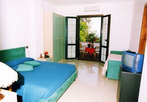 Una cassaforte in camera, culle/letti per bambini (a pagamento)