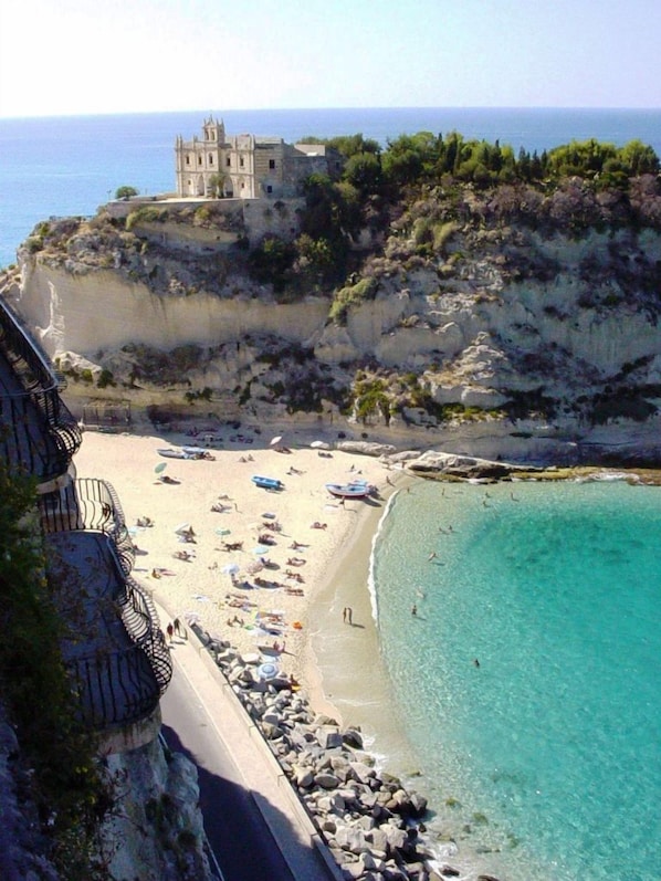 Bãi biển riêng, xe đưa đón đến bãi biển miễn phí