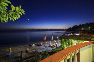 Private beach, free beach shuttle, beach bar, kayaking