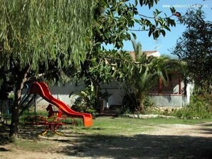 Children’s play area – outdoor