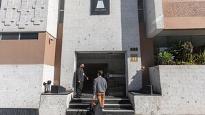 Un edificio moderno con un letrero que dice "CASA ANDINA" y el número "603".