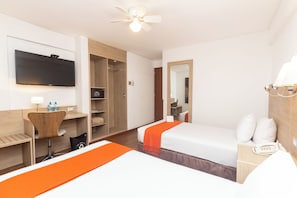 Quarto tradicional, 2 camas de solteiro | Cofres nos quartos, escrivaninha, cortinas blackout, Wi-Fi de cortesia