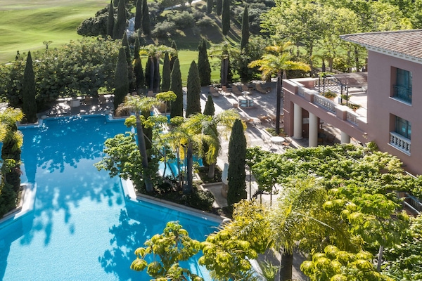 Outdoor pool, pool umbrellas, sun loungers