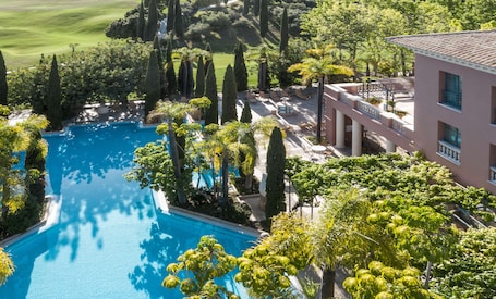 Outdoor pool, pool umbrellas, sun loungers