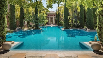 Piscine extérieure, parasols de plage, chaises longues