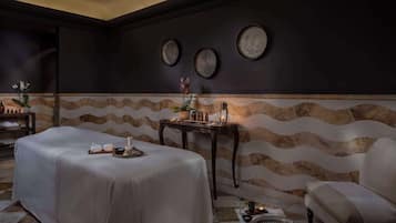 Behandelingskamers voor koppels, een sauna, een stoombad