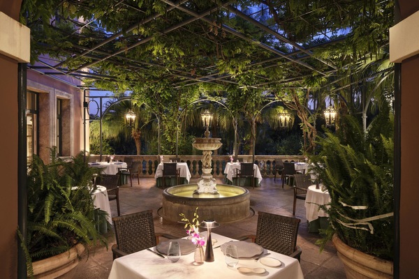 4 restaurants; lunch and dinner served