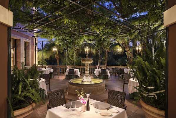 4 Restaurants; Mittagessen und Abendessen werden serviert