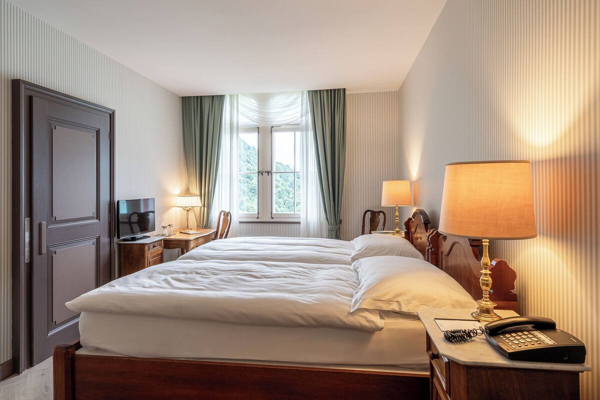 Hypo-allergenic bedding, in-room safe, desk, free WiFi