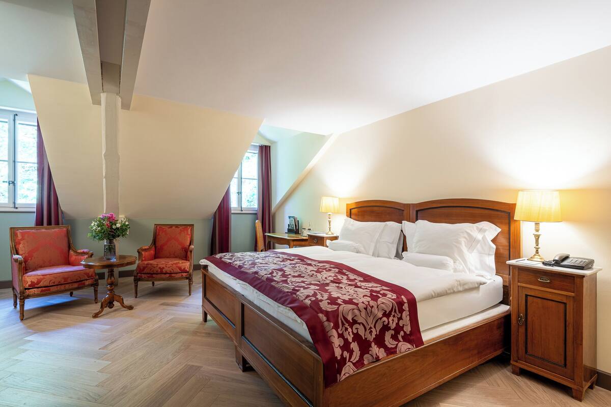Hypo-allergenic bedding, in-room safe, desk, free WiFi
