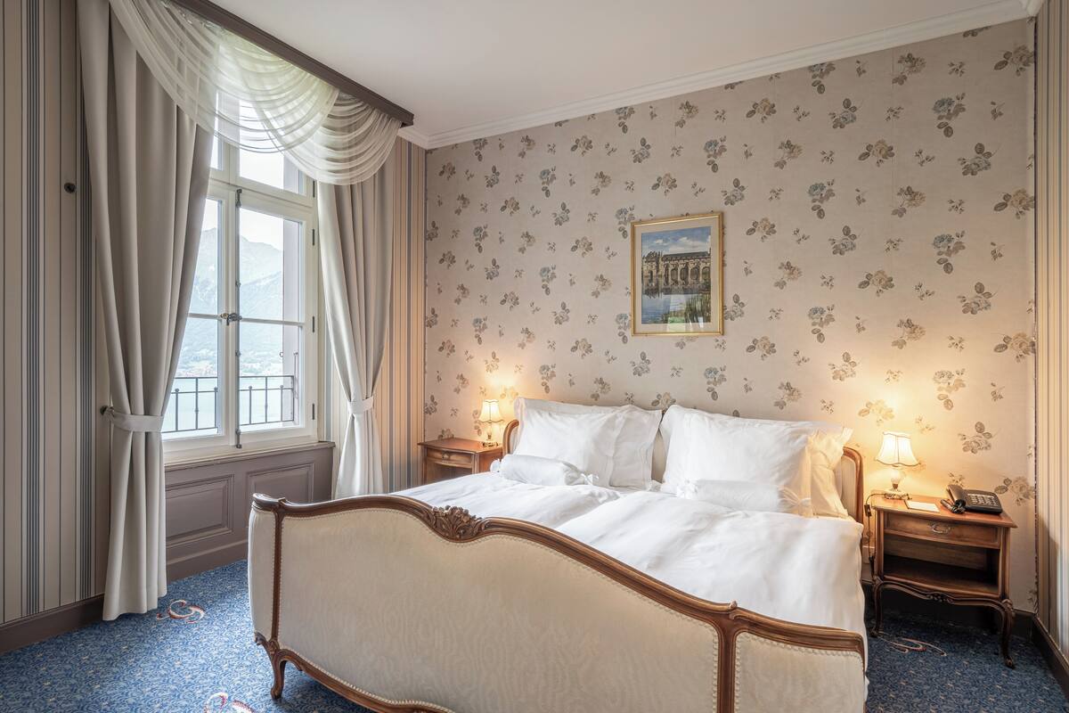 Hypo-allergenic bedding, in-room safe, desk, free WiFi