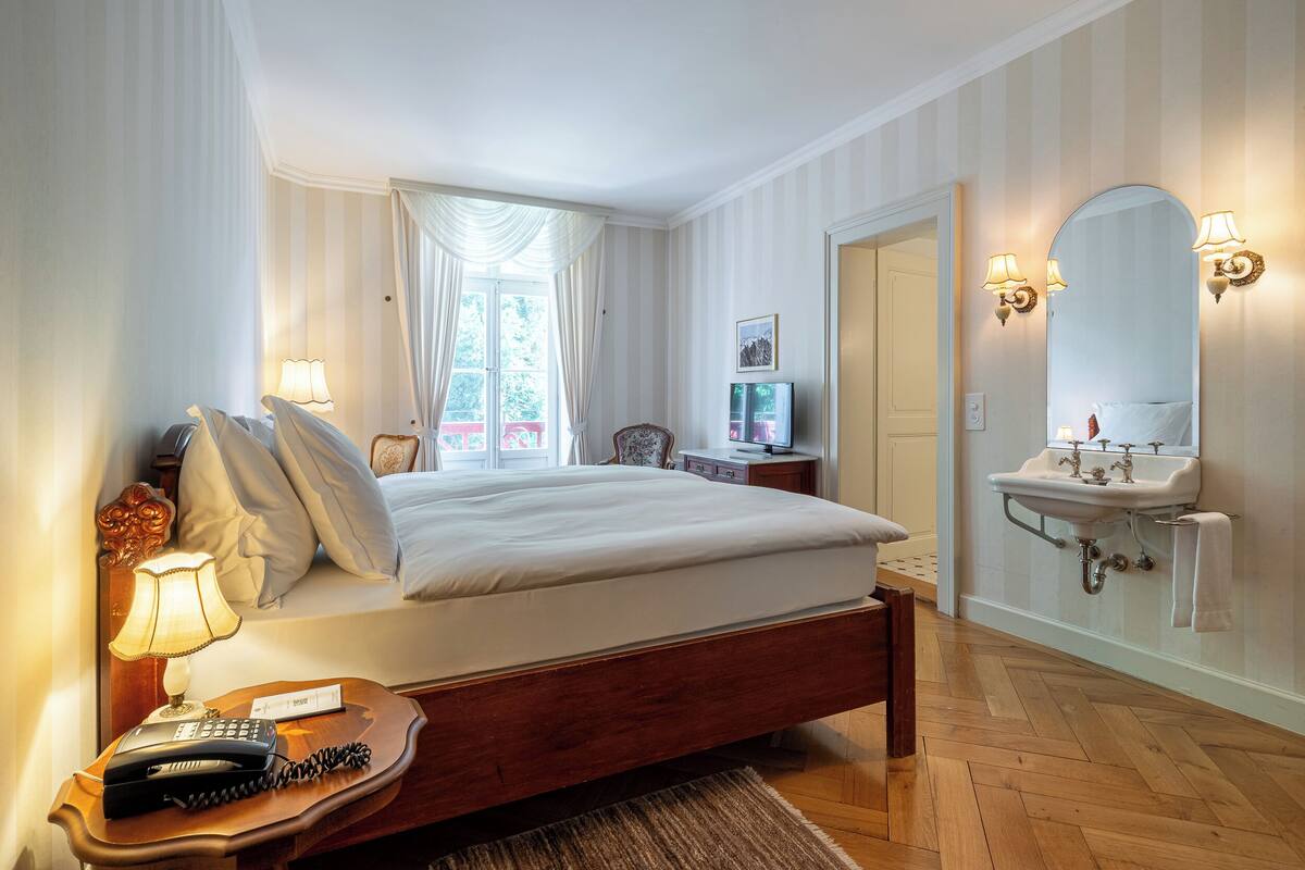 Hypo-allergenic bedding, in-room safe, desk, free WiFi