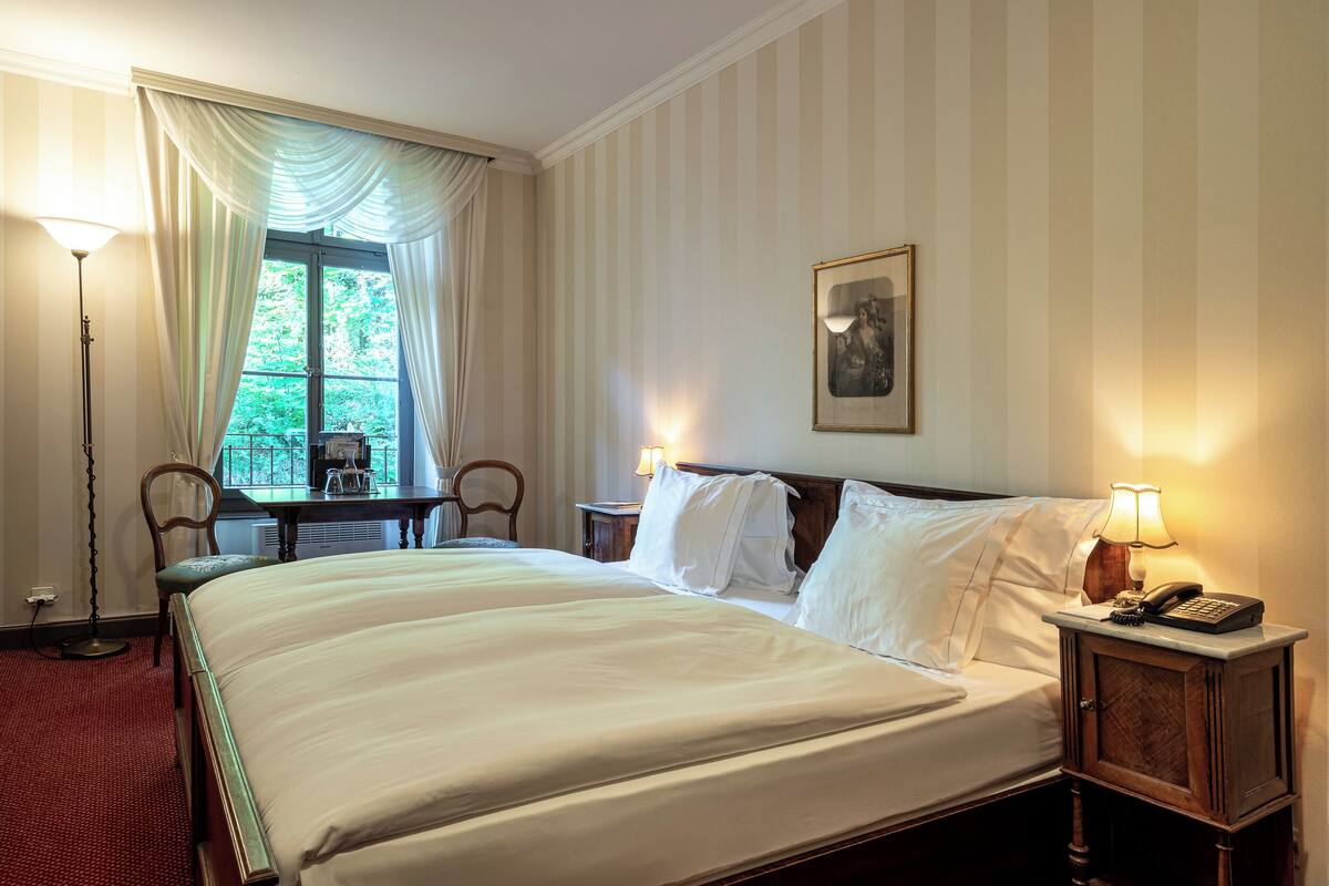 Hypo-allergenic bedding, in-room safe, desk, free WiFi
