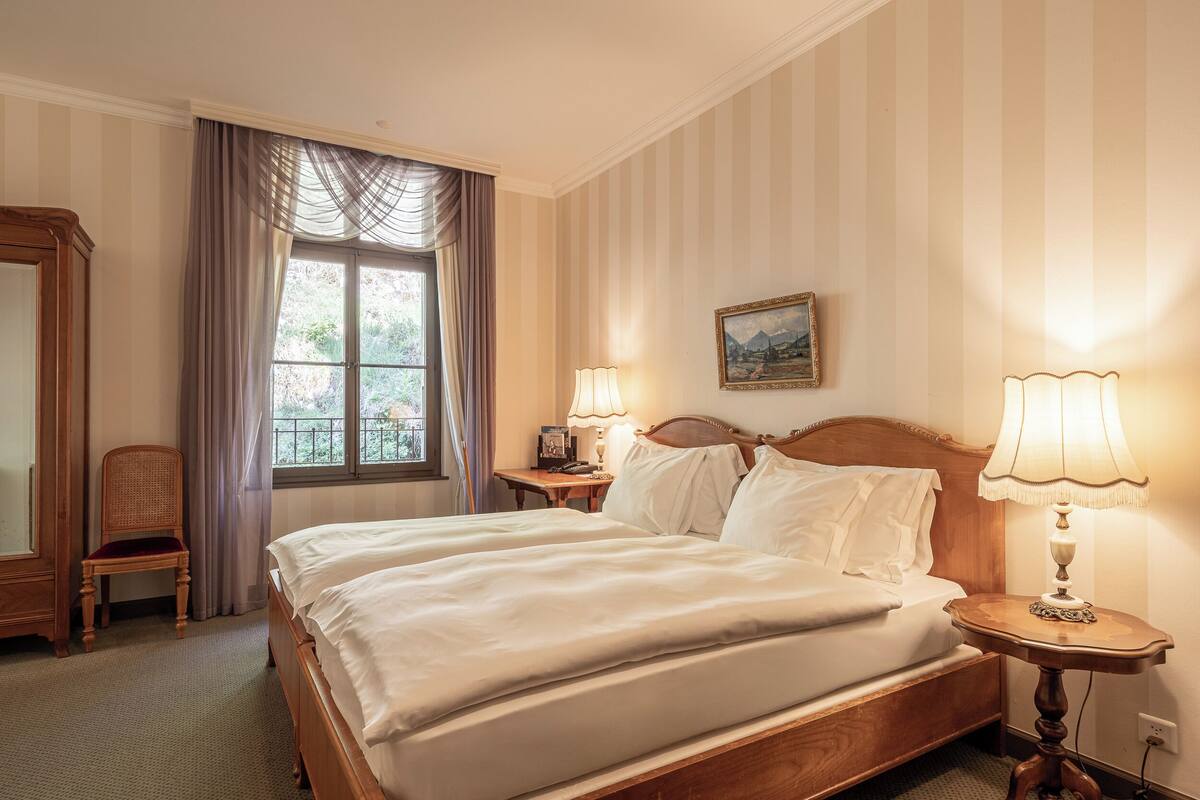 Hypo-allergenic bedding, in-room safe, desk, free WiFi