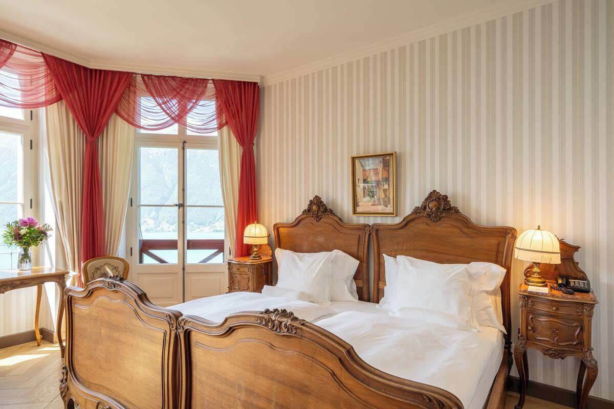 Hypo-allergenic bedding, in-room safe, desk, free WiFi
