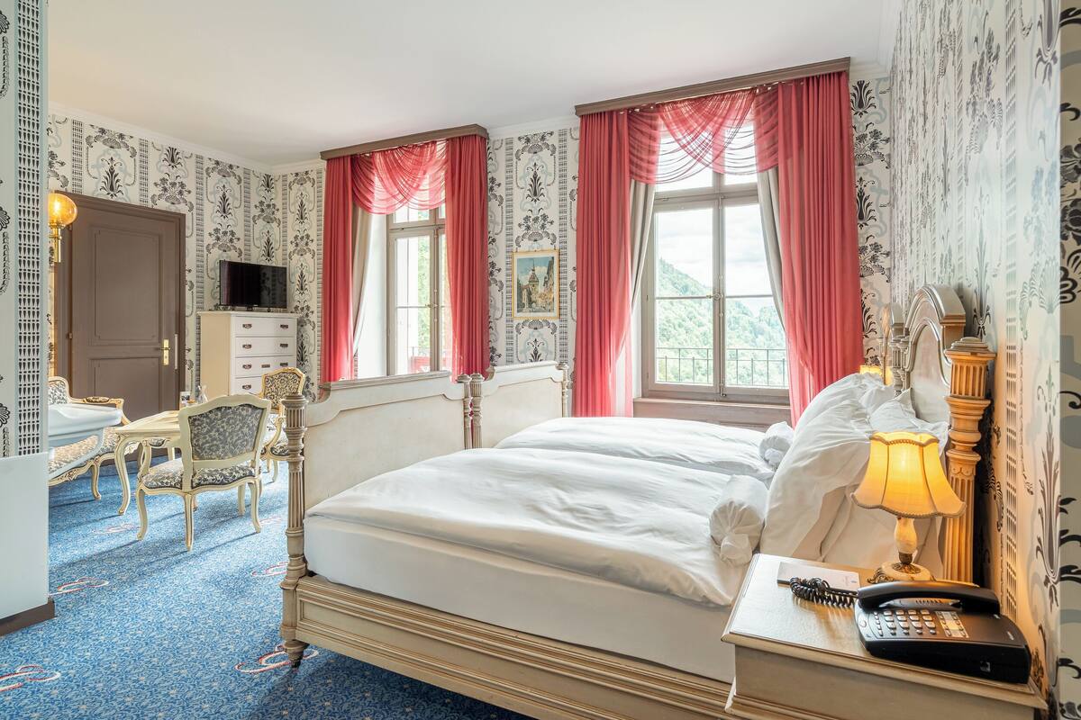 Hypo-allergenic bedding, in-room safe, desk, free WiFi