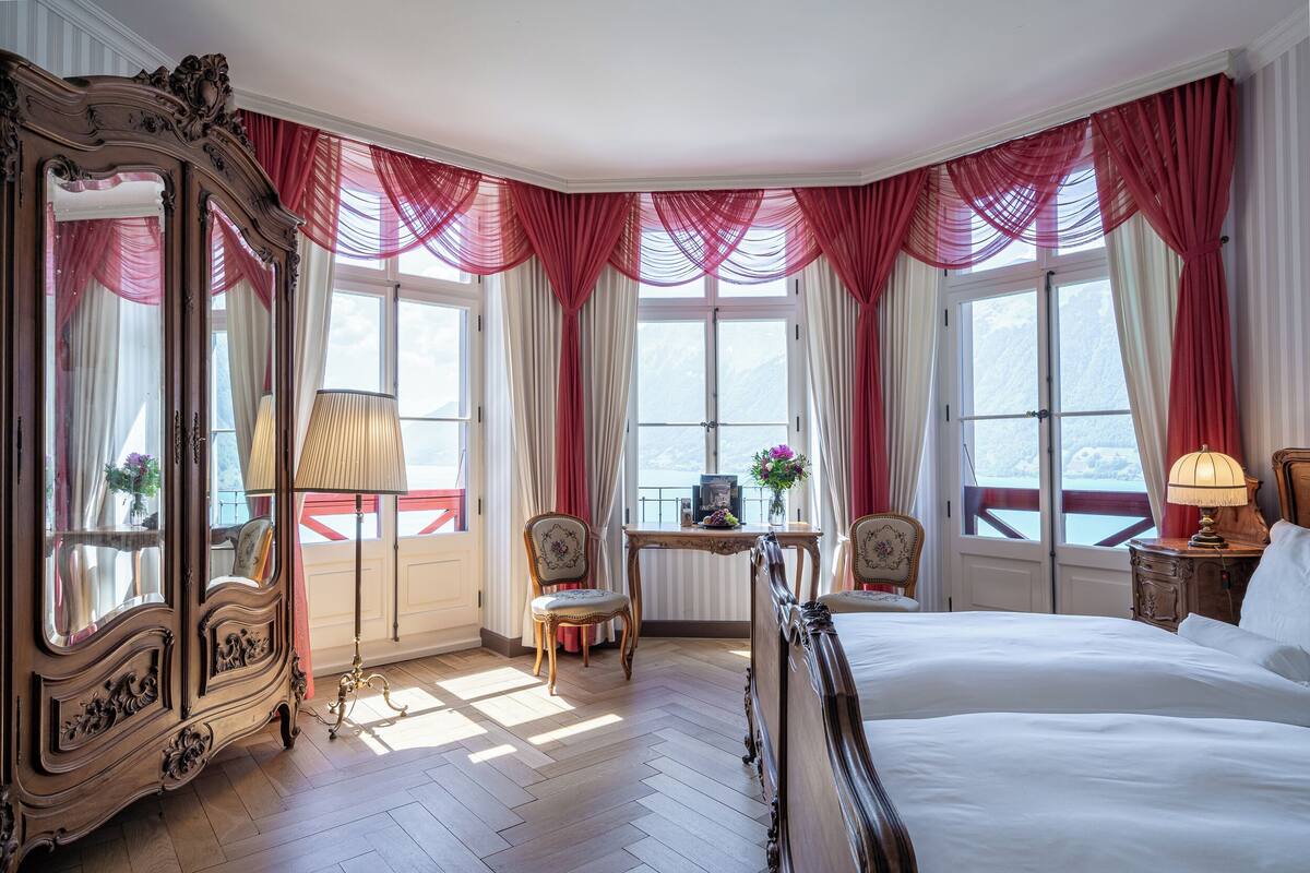 Hypo-allergenic bedding, in-room safe, desk, free WiFi