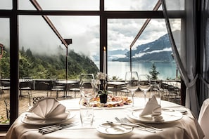 2 restaurants, spécialités Cuisine européenne moderne