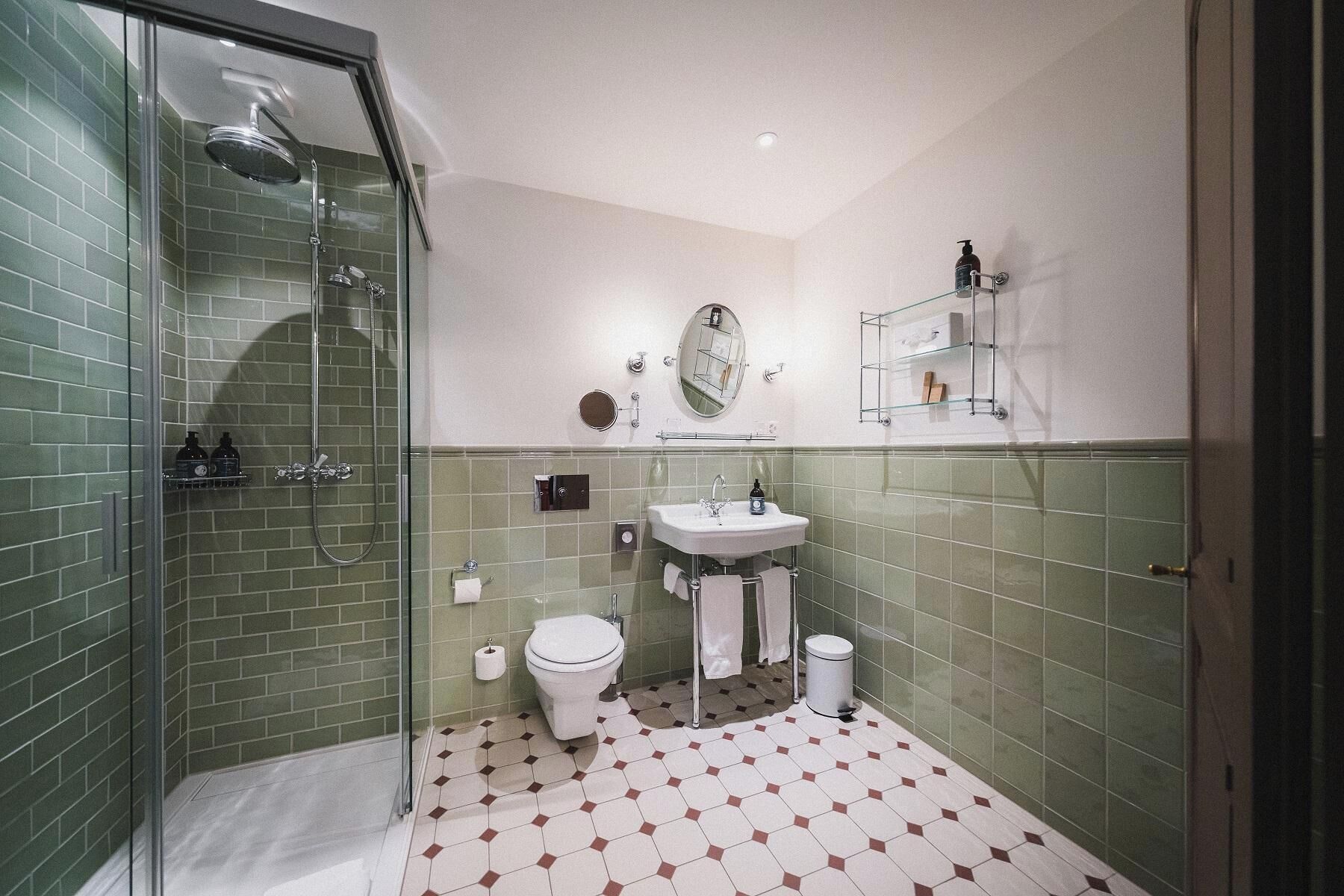 deluxe double room with sea view | bathroom | free toiletries, hair dryer, bathrobes, slippers