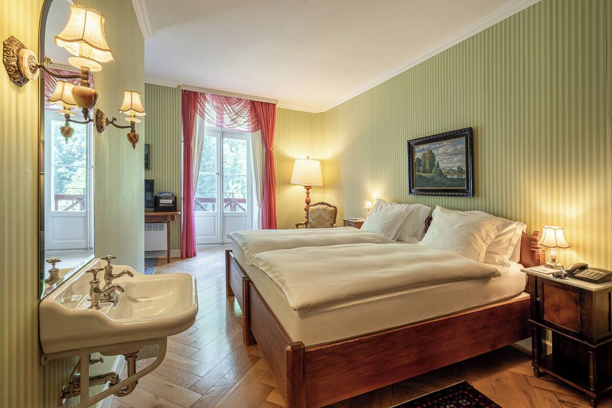 Hypo-allergenic bedding, in-room safe, desk, free WiFi