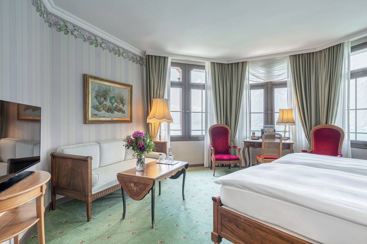 Hypo-allergenic bedding, in-room safe, desk, free WiFi