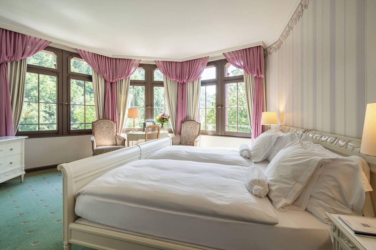 Hypo-allergenic bedding, in-room safe, desk, free WiFi