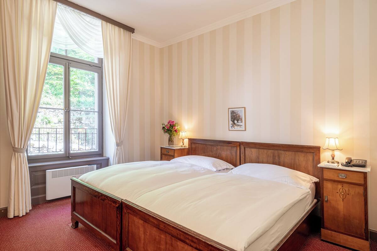 Hypo-allergenic bedding, in-room safe, desk, free WiFi