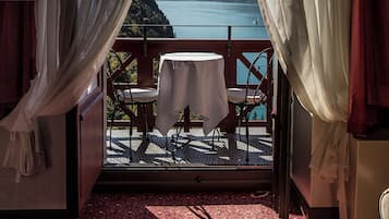 Deluxe double room with lake view | Vue de la chambre