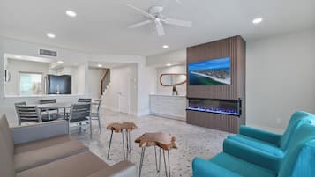 Royal Palm Two Bedroom Townhome | Premium bedding, iron/ironing board, free WiFi, bed sheets