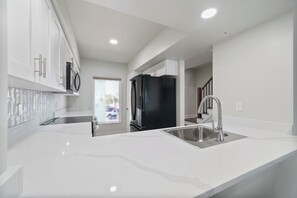 Resortwoning, 2 slaapkamers (Royal Palm) | Privékeuken | Een koelkast, een microgolfoven, een oven, een kookplaat