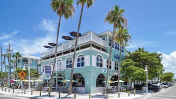 2 restaurantes, se sirven comidas, cenas y mariscos