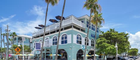 2 restaurantes, se sirven comidas, cenas y mariscos