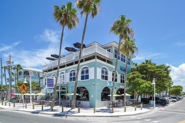 2 restaurants; lunch and dinner served