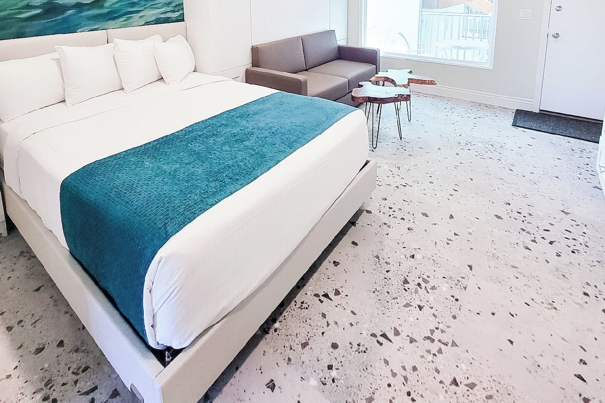 Studio Suite (Queen Palm) | Bộ đồ giường cao cấp, bàn ủi/dụng cụ ủi quần áo 